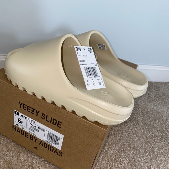 YEEZY Slides “Bone” - Picture 2 of 4